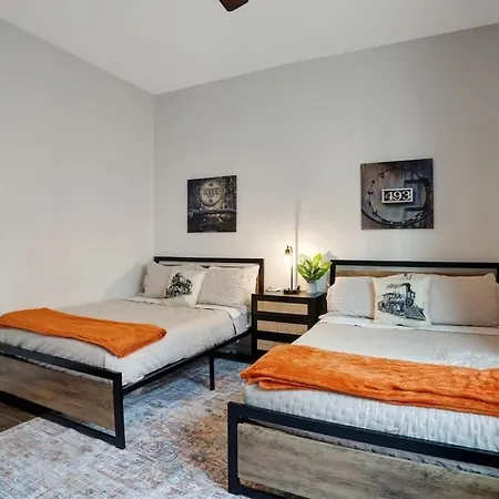 Highland Station - Private Rooftop - Sleeps 14 Holiday home