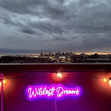 Holiday home Rooftop Skyline Views - Private Hot Tub - Fire Pit *