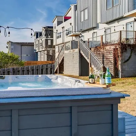 Holiday home Rooftop Skyline Views - Private Hot Tub - Fire Pit *