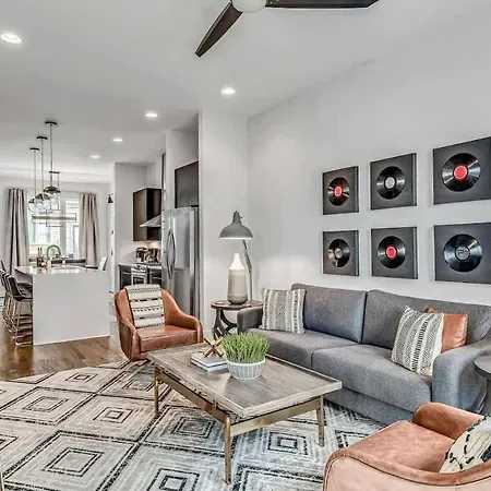 Two Large Homes Minutes To Downtown Holiday home Nashville