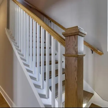 Spacious Close To Belmont Rooftop Holiday home