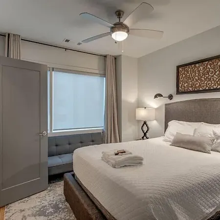 5 Min Uber To Downtown - 2 Car Gargage - Rooftop Holiday home