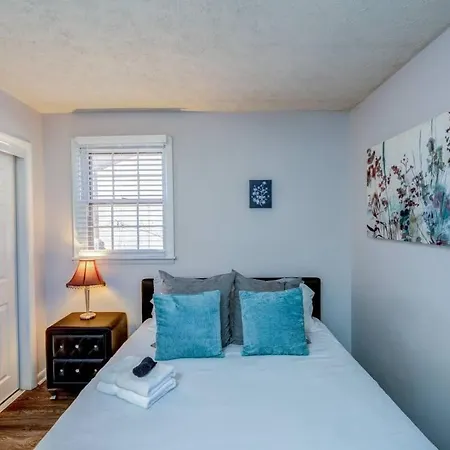 12 South Close To Honky Tonks & Bars *