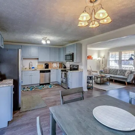 Holiday home 12 South Close To Honky Tonks & Bars