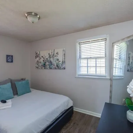 Holiday home 12 South Close To Honky Tonks & Bars