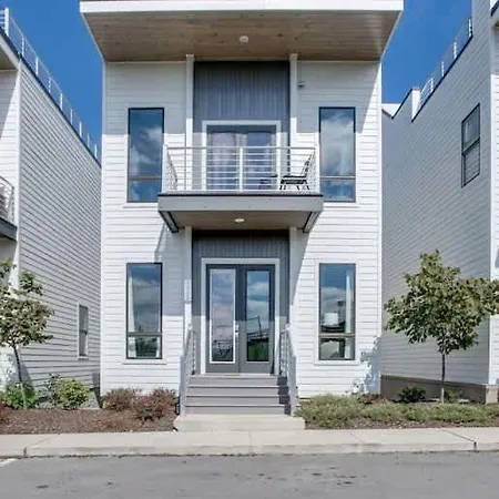 Holiday home Gorgeous Home-minutes To Lower Broadway