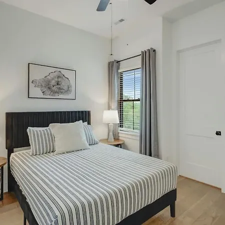 Sprawling Estate - Sleeps 16 *