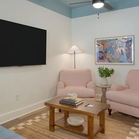 Holiday home 4 Units 16 Guests New 12 South Rooftop Courtyard The Gilmore *