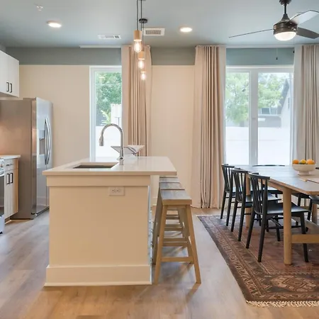 Holiday home 4 Units 16 Guests New 12 South Rooftop Courtyard The Gilmore