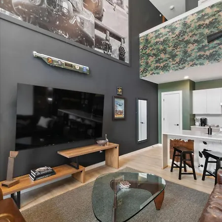 Walk To Broadway! The Man Cave/cowboys & Playboys With Pool & Gym Apartment *