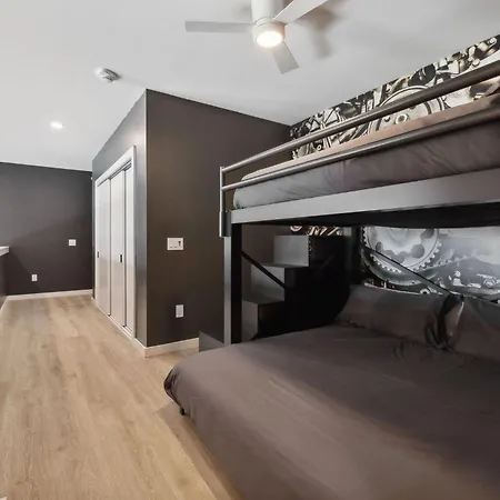 Walk To Broadway! The Man Cave/cowboys & Playboys With Pool & Gym *