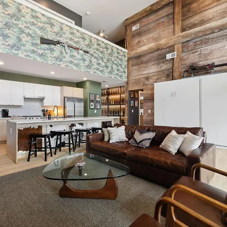 Walk To Broadway! The Man Cave/cowboys & Playboys With Pool & Gym *