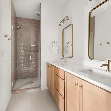 4bd Townhome East Nash With Rooftop 12ppl Holiday home