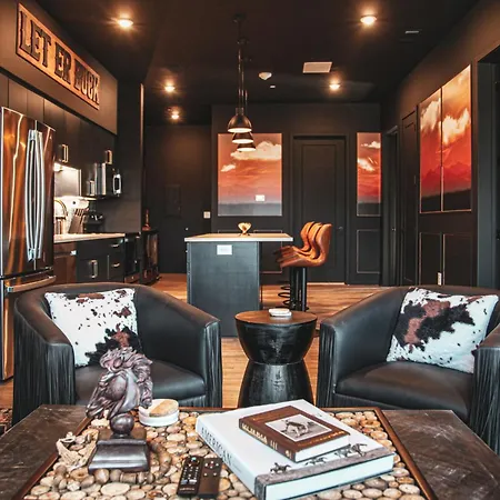 Let Er Buck On Music Row, Mins To Broadway With Pool, Gym, Balcony * Nashville