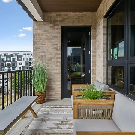 Let Er Buck On Music Row, Mins To Broadway With Pool, Gym, Balcony Nashville