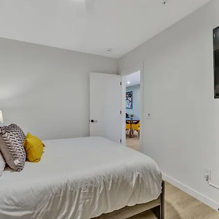 Apartment The High Note Short Walk To Broadway, Heated Pool, Gym, Parking