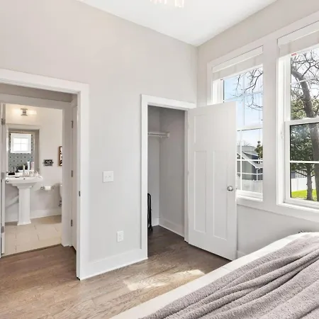 Modern Bliss With Garage By 12 South Restaurants And 2 Miles Broadway Holiday home *