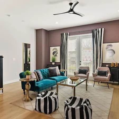 Upscale Townhome 3 Miles To Downtown With 2 Car Garage *