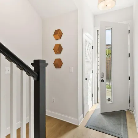 Upscale Townhome 3 Miles To Downtown With 2 Car Garage Holiday home *