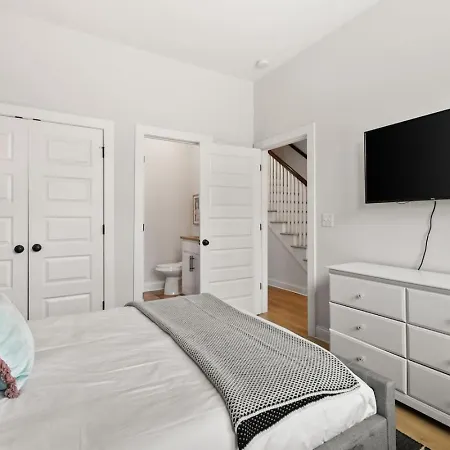 Holiday home Upscale Townhome 3 Miles To Downtown With 2 Car Garage *
