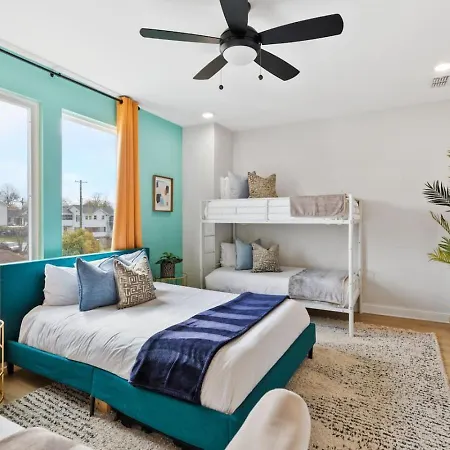 Holiday home Upscale Townhome 3 Miles To Downtown With 2 Car Garage *