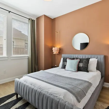 Upscale Townhome 3 Miles To Downtown With 2 Car Garage Holiday home