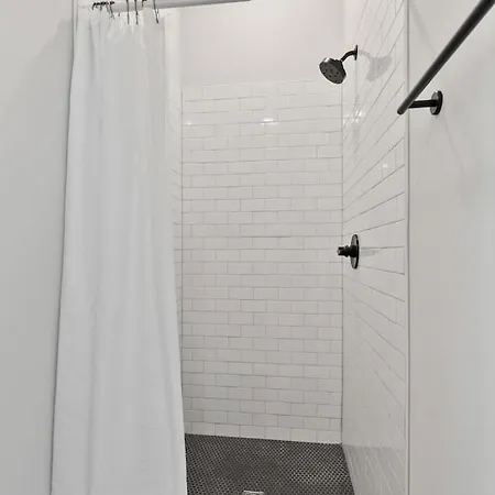 Upscale Townhome 3 Miles To Downtown With 2 Car Garage Holiday home *