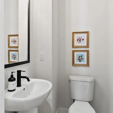 Holiday home Upscale Townhome 3 Miles To Downtown With 2 Car Garage Nashville