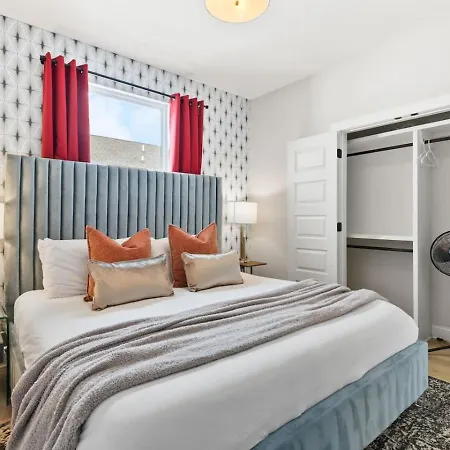 Holiday home Upscale Townhome 3 Miles To Downtown With 2 Car Garage