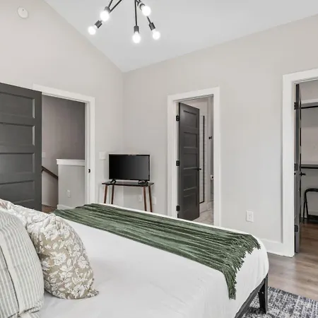 Luxe With Gated Parking Private Balcony And 4 Miles To Downtown