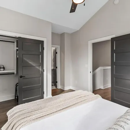 Holiday home Luxe With Gated Parking Private Balcony And 4 Miles To Downtown
