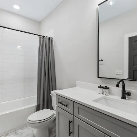 Luxe With Gated Parking Private Balcony And 4 Miles To Downtown Holiday home *