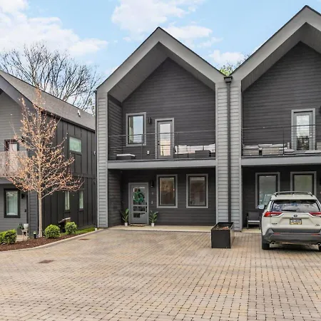 Holiday home Luxe With Gated Parking Private Balcony And 4 Miles To Downtown *