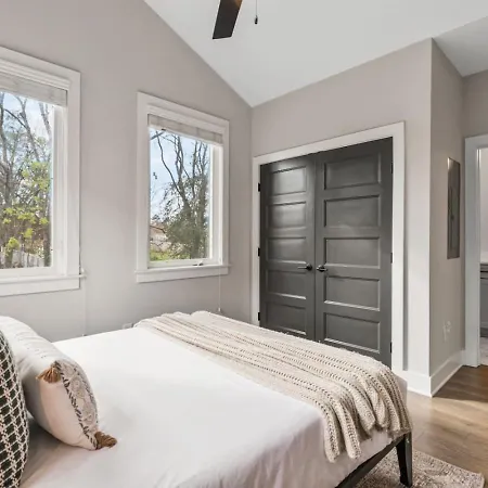 Luxe With Gated Parking Private Balcony And 4 Miles To Downtown Nashville