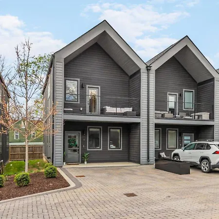 Luxe With Gated Parking Private Balcony And 4 Miles To Downtown Holiday home *