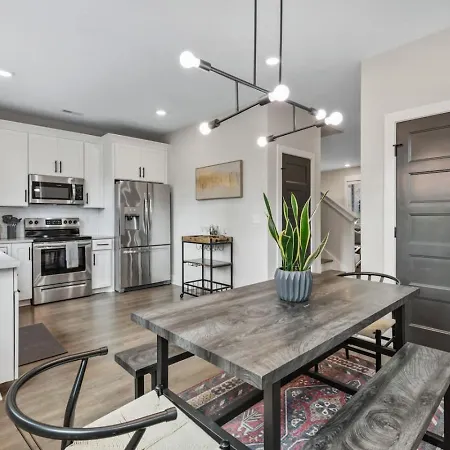 Luxe With Gated Parking Private Balcony And 4 Miles To Downtown Holiday home Nashville