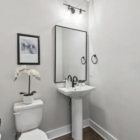 Luxe With Gated Parking Private Balcony And 4 Miles To Downtown *