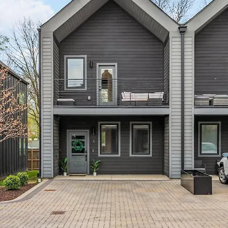 Luxe With Gated Parking Private Balcony And 4 Miles To Downtown Nashville