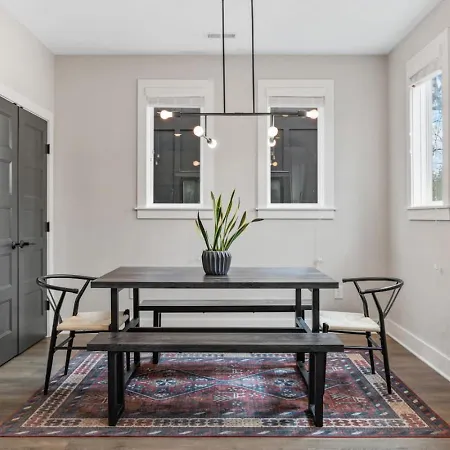 Holiday home Luxe With Gated Parking Private Balcony And 4 Miles To Downtown
