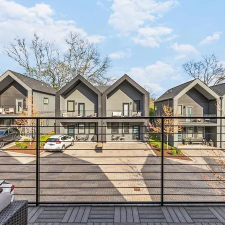 Luxe With Gated Parking Private Balcony And 4 Miles To Downtown Holiday home *