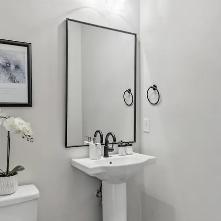 Luxe With Gated Parking Private Balcony And 4 Miles To Downtown Holiday home Nashville