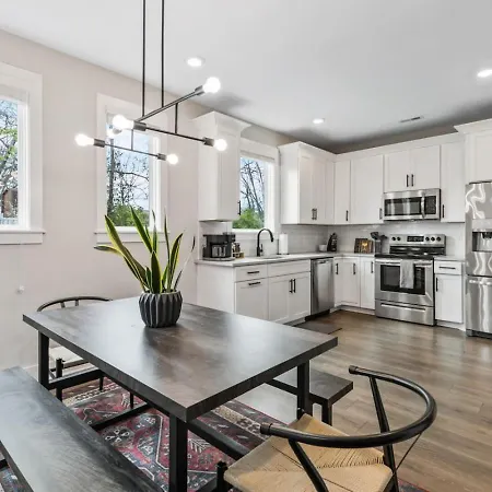 Luxe With Gated Parking Private Balcony And 4 Miles To Downtown Nashville