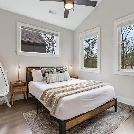 Luxe With Gated Parking Private Balcony And 4 Miles To Downtown