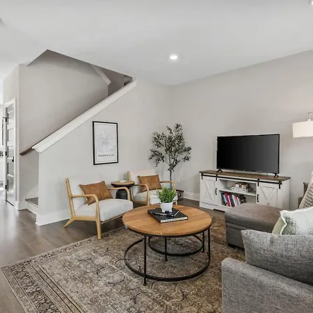 Holiday home Luxe With Gated Parking Private Balcony And 4 Miles To Downtown Nashville