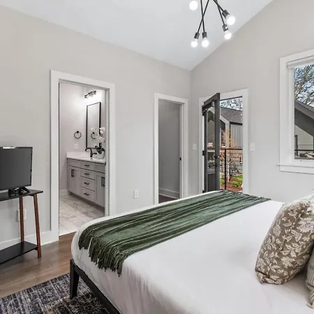 Holiday home Luxe With Gated Parking Private Balcony And 4 Miles To Downtown