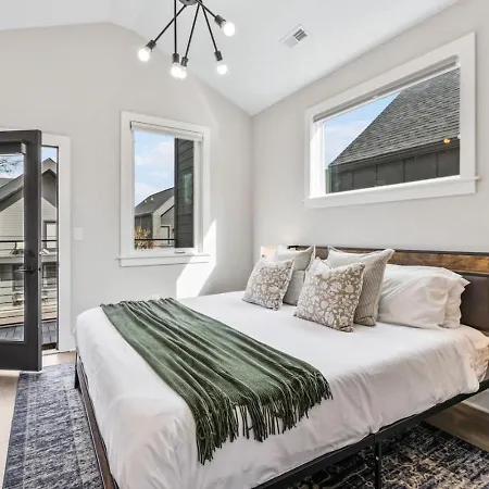 Luxe With Gated Parking Private Balcony And 4 Miles To Downtown Holiday home *