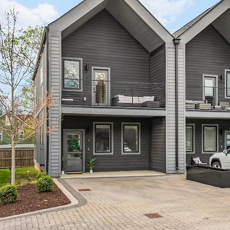 Luxe With Gated Parking Private Balcony And 4 Miles To Downtown Holiday home