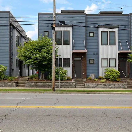 Modern 3-story Townhome W Rooftop & Views