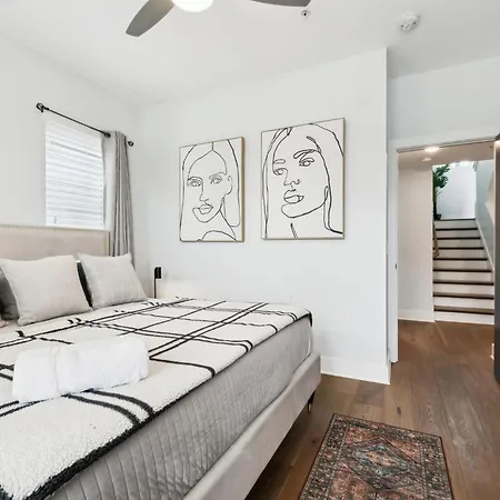 Holiday home Modern 3-story Townhome W Rooftop & Views *