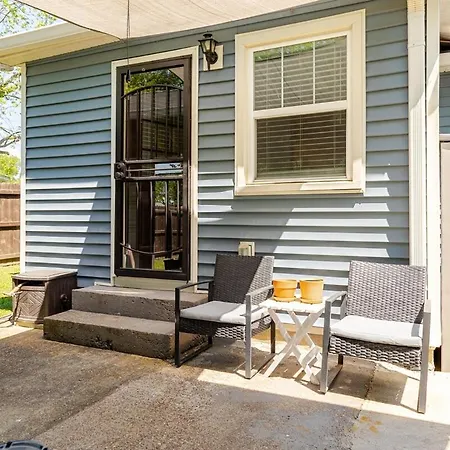 The Little Blue Haus - Two Miles To Broadway * Nashville